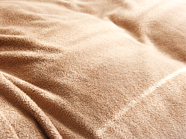 「夢工房かしわぎ」の毛布は薄くて軽いのに、それらのような分厚い毛布よりも遥かに保温性があります