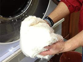 専用の羽毛洗濯機を使い、45℃の温水と天然やし洗剤で羽毛をしっかり洗います。